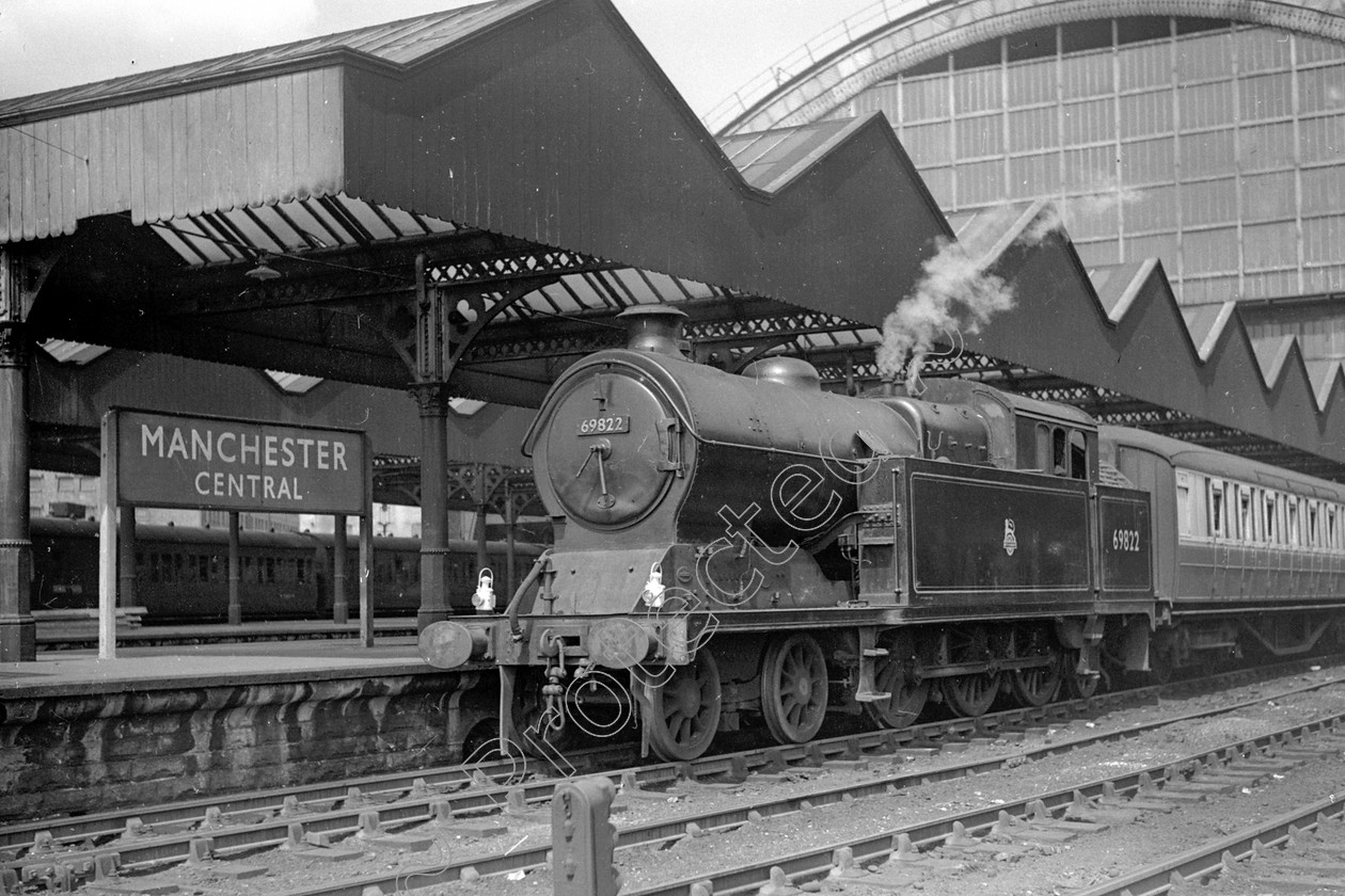 WD2734 
 ENGINE CLASS: L.N.E.R. ENGINE NUMBER: 69822 LOCATION: Manchester Central DATE: 00.06.1958 COMMENTS: 
 Keywords: 00.06.1958, 69822, Cooperline, L.N.E.R., Manchester Central, Steam, WD Cooper, locomotives, railway photography, trains